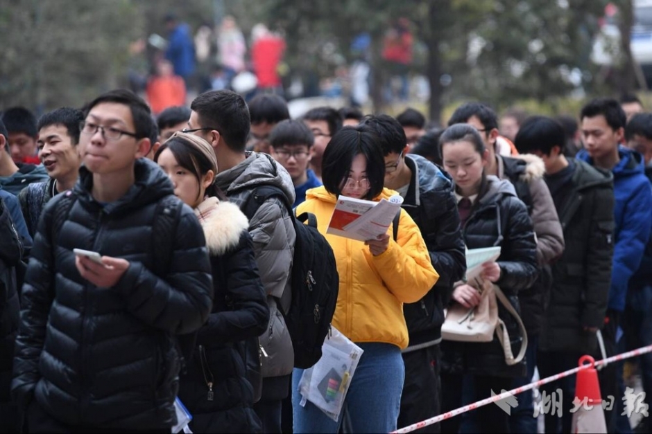 直击2018考研现场:进场前考生复习争分夺秒