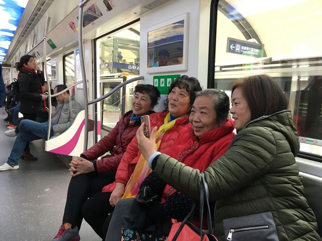 武汉最快地铁线阳逻线开通！沿线居民纷纷来尝鲜