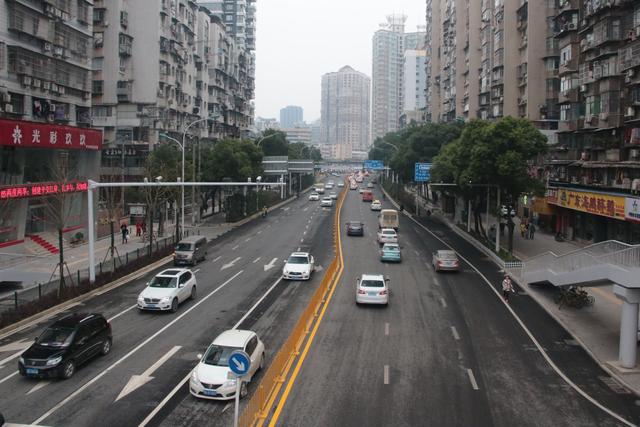 武汉首座带电梯人行天桥下月开放，香港路也将扩至六车道