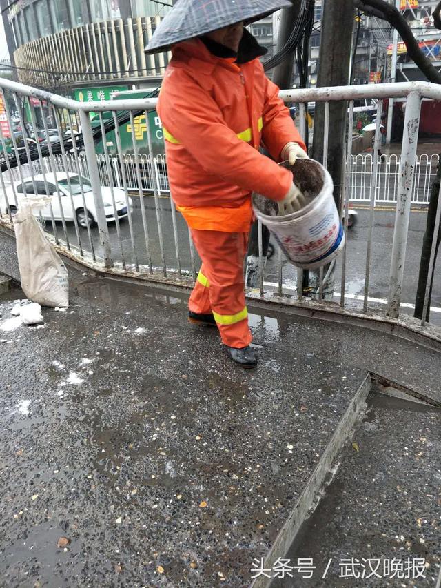 武汉4000多城管融雪防冻48小时 撒盐370吨 铺设草垫21700条