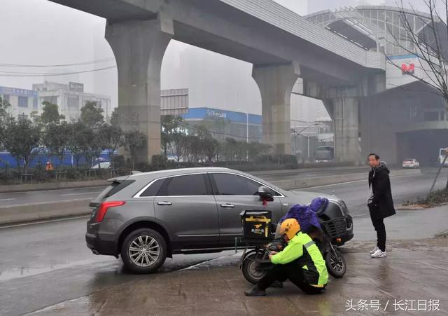 图说武汉︱公交站等车突然晕倒，危急时刻还好有他们