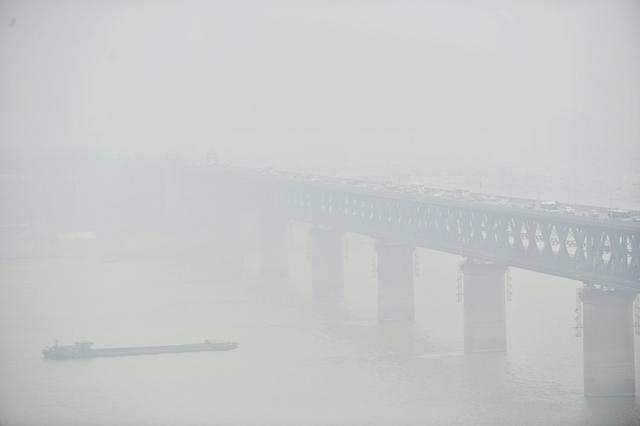 雨雪+雾霾！湖北迎来“冰上走”的日子 武汉双休有雨显寒冬本色