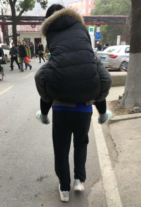 下班见患者行动不便医生背起200多斤的她直到病房
