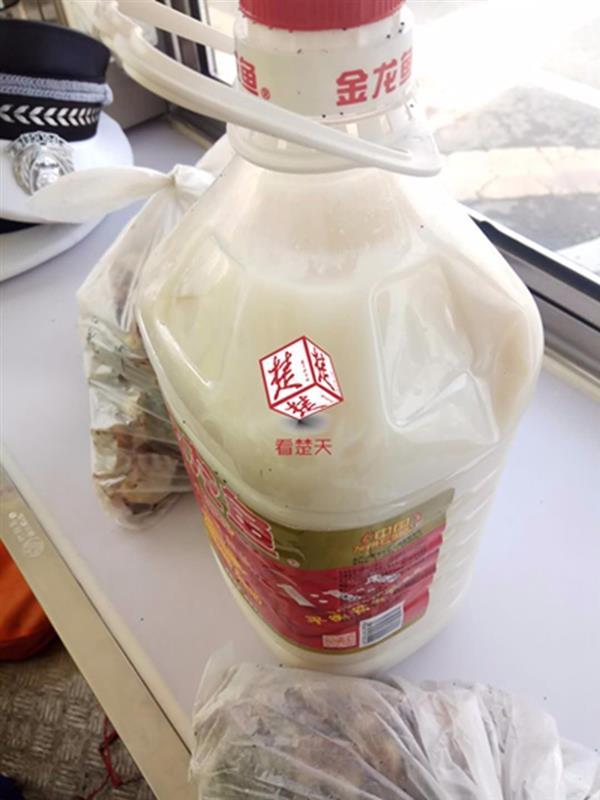 长江二桥上现一小推车 满车年货待主人认领 长江二桥上现一小推车 满车年货待主人认领