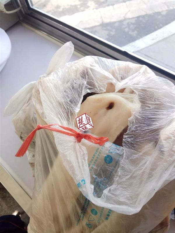 长江二桥上现一小推车 满车年货待主人认领 长江二桥上现一小推车 满车年货待主人认领