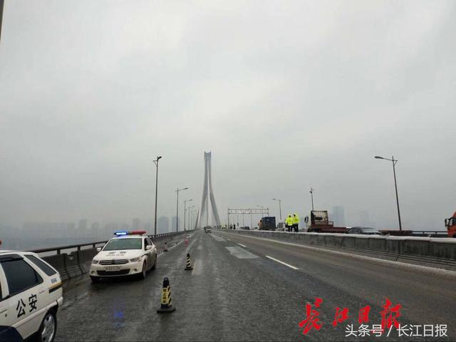 请尽量绕行！天兴洲大桥通行不畅，除冰工作正在进行