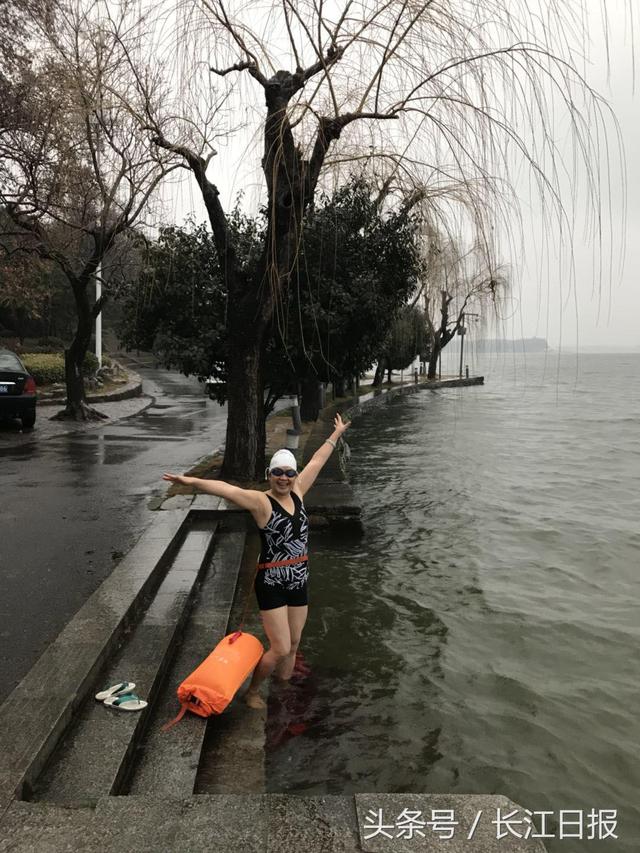 下雪天，他们相约畅游东湖，直呼太过瘾！