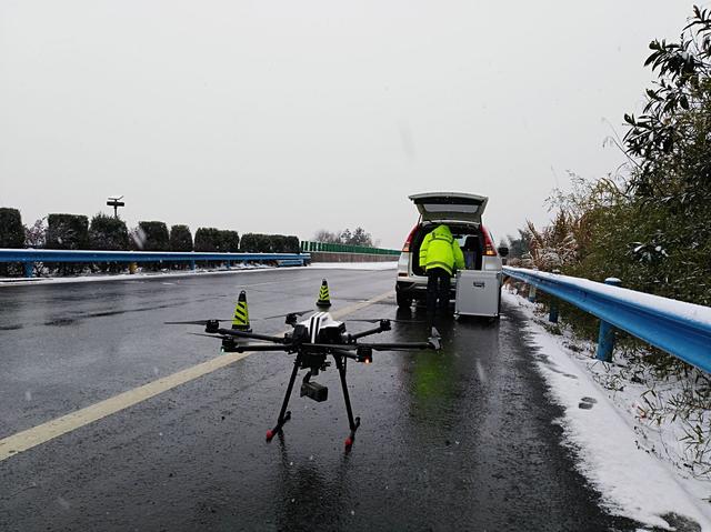 湖北多段高速公路结冰，无人机升空帮查看