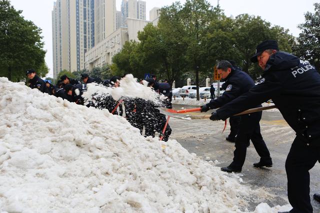 武汉多部门热火朝天铲雪中！大街小巷通畅了，多亏他们