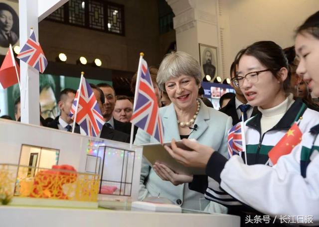 英国女首相访华首站武汉:访珞珈山登黄鹤楼,收