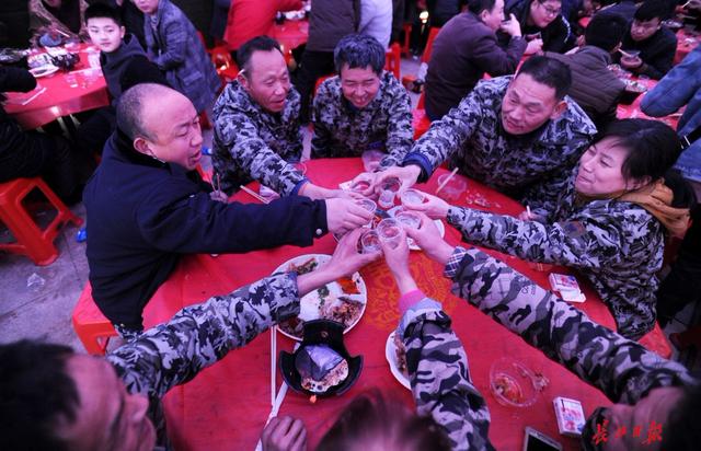 领工资还受邀吃年饭,汉阳永丰街400名农民工乐开了花