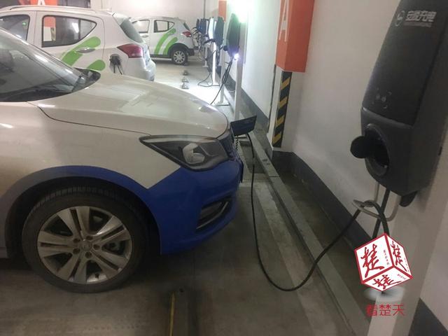 共享电动汽车充电桩无人监管 过路司机频频蹭用 共享电动汽车充电桩无人监管 过路司机频频蹭用