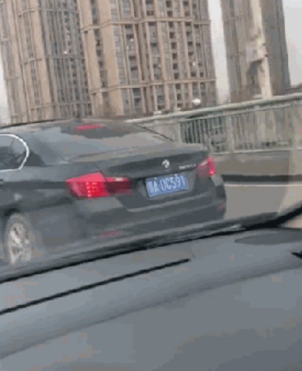 宝马车主接连车窗抛物 后车被瓜子壳“喷一脸” 宝马车主接连车窗抛物 后车被瓜子壳“喷一脸”