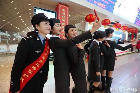 让旅客体验美好，大年三十，武汉铁路“警花”和同事一起“快闪”