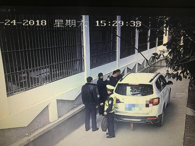 男子醉酒开越野车交通肇事逃逸 慌不择路居然逃进交警大队