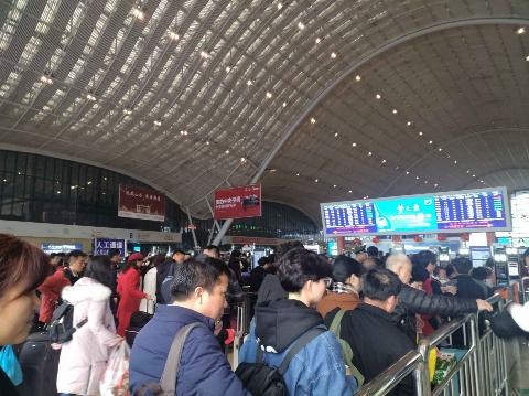 三大火车站迎来元宵节后返程客流高峰