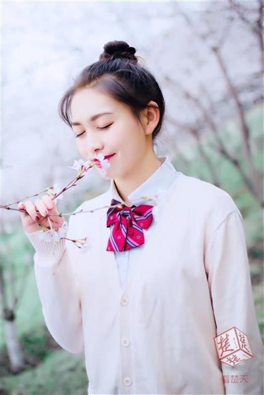 清水出芙蓉！武汉高校“樱花女神”走红网络