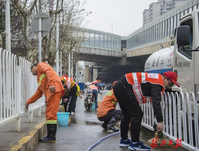 光谷广场人流量大却很干净,多亏了他们“纯手工”及时清理