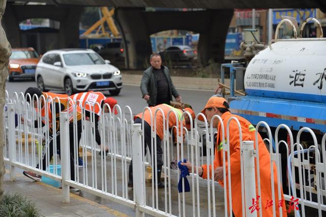 光谷广场人流量大却很干净,多亏了他们“纯手工”及时清理