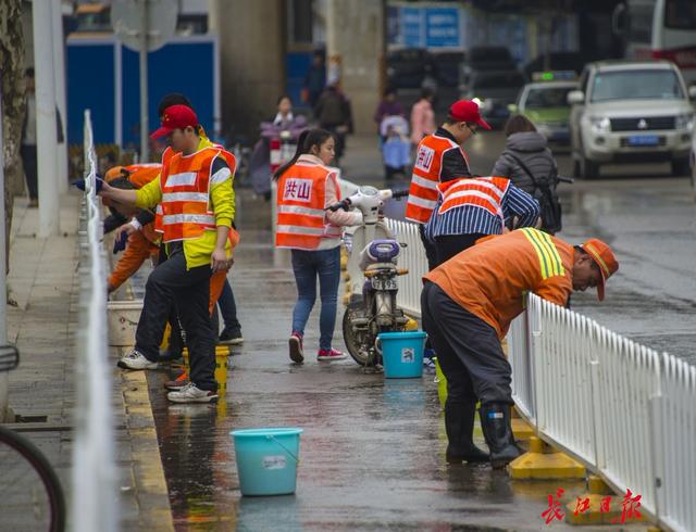 光谷广场人流量大却很干净,多亏了他们“纯手工”及时清理