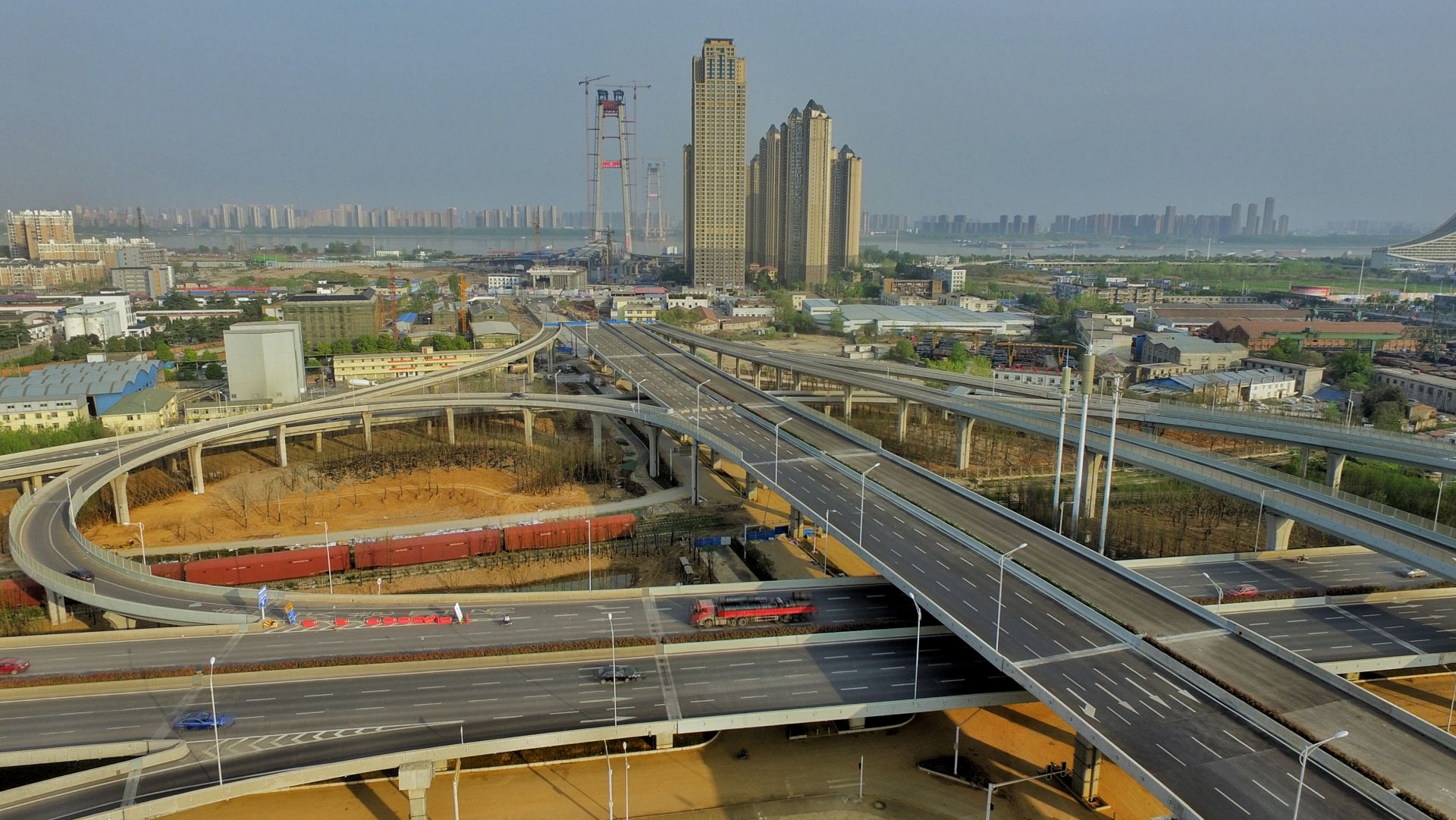 杨泗港快速通道四新段投用未来将与杨泗港大桥串起沌口光谷