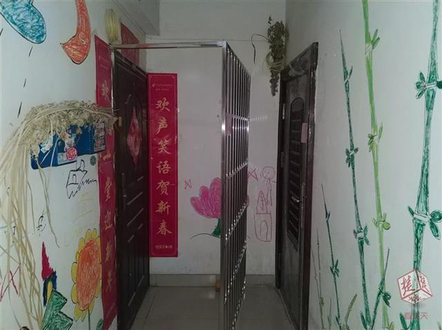 房主装修将入户门改外开 对门邻居建起栅栏阻挡 房主装修将入户门改外开 对门邻居建起栅栏阻挡