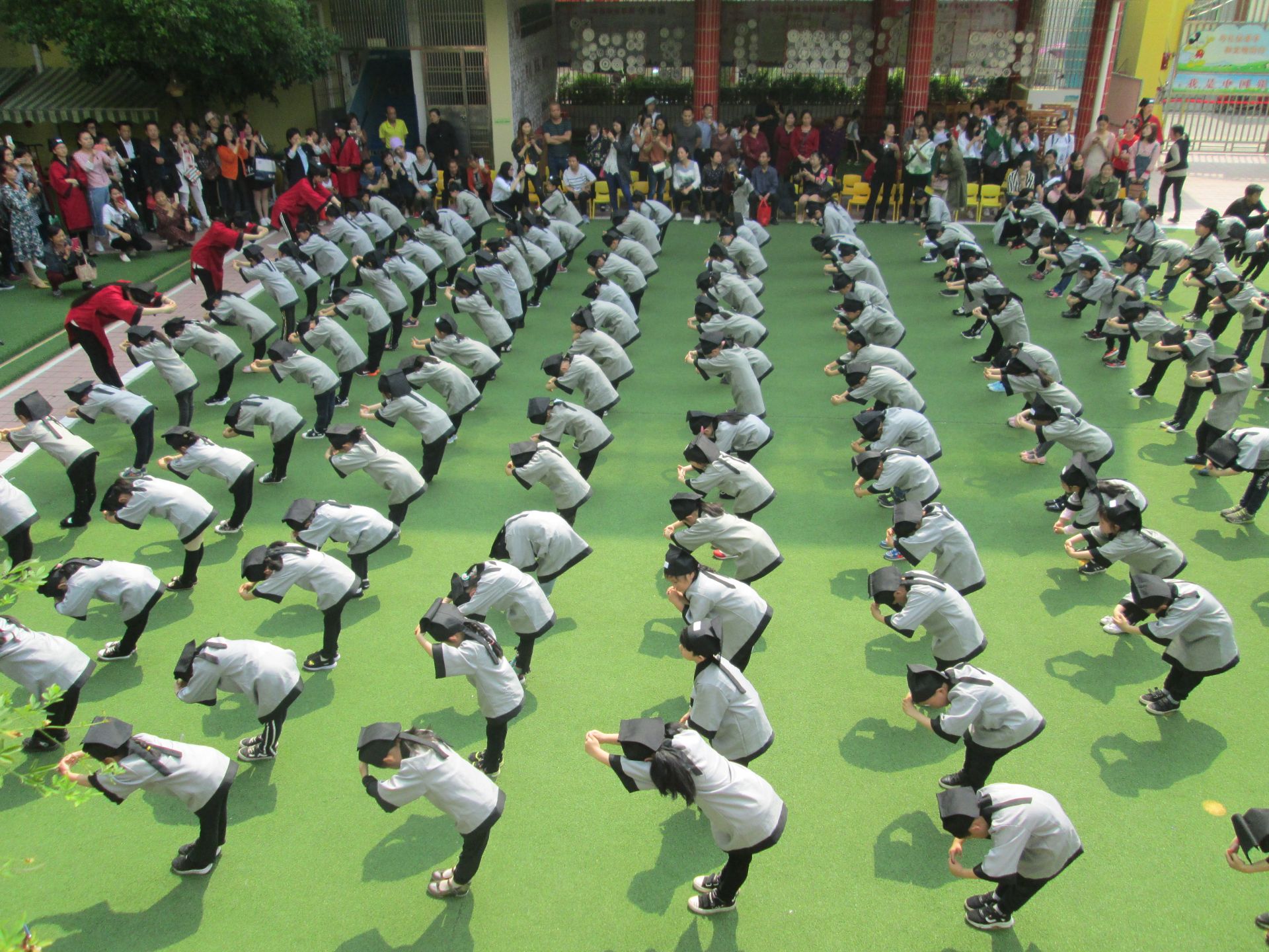 在幼儿园跟着老师学习中国传统国学礼仪.