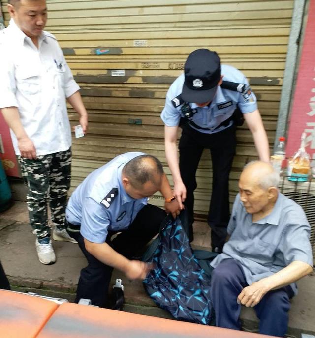 八旬老人晕倒后 武汉路人冲上前帮忙武汉新闻中心长江网cjncn 0386