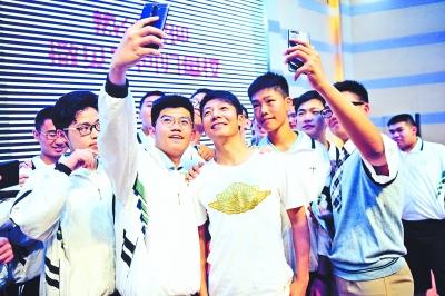 撒贝宁回武汉母校：考上一中是我人生转折点