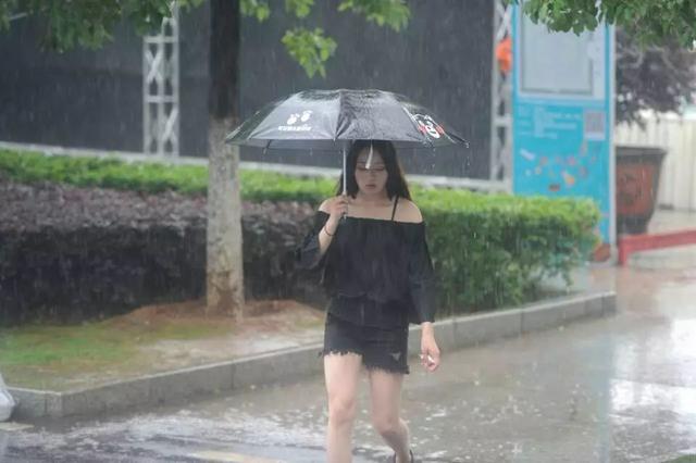 武汉暴雨终于来了！你那雨大吗？网友：假睫毛都要被冲走