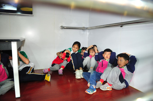 幼儿园孩子感受地震 体验中学习地震防护常识
