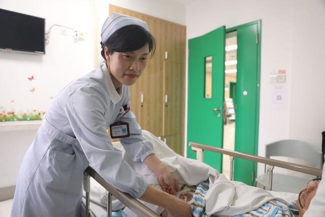 央视镜头记录武汉首位国际造口治疗师，她帮患者守护生命尊严