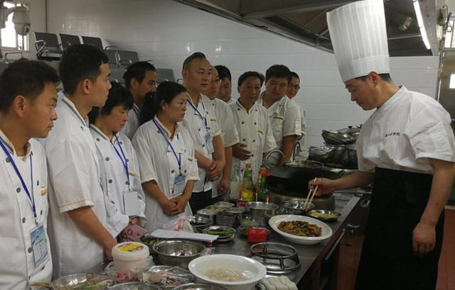 武汉高校办烹调培训班，农家乐厨师来这学习“大师”厨艺