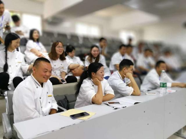 武汉高校办烹调培训班，农家乐厨师来这学习“大师”厨艺