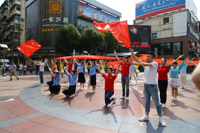 江汉路再现“报童”叫卖声，武汉解放纪念日举行红色“快闪”