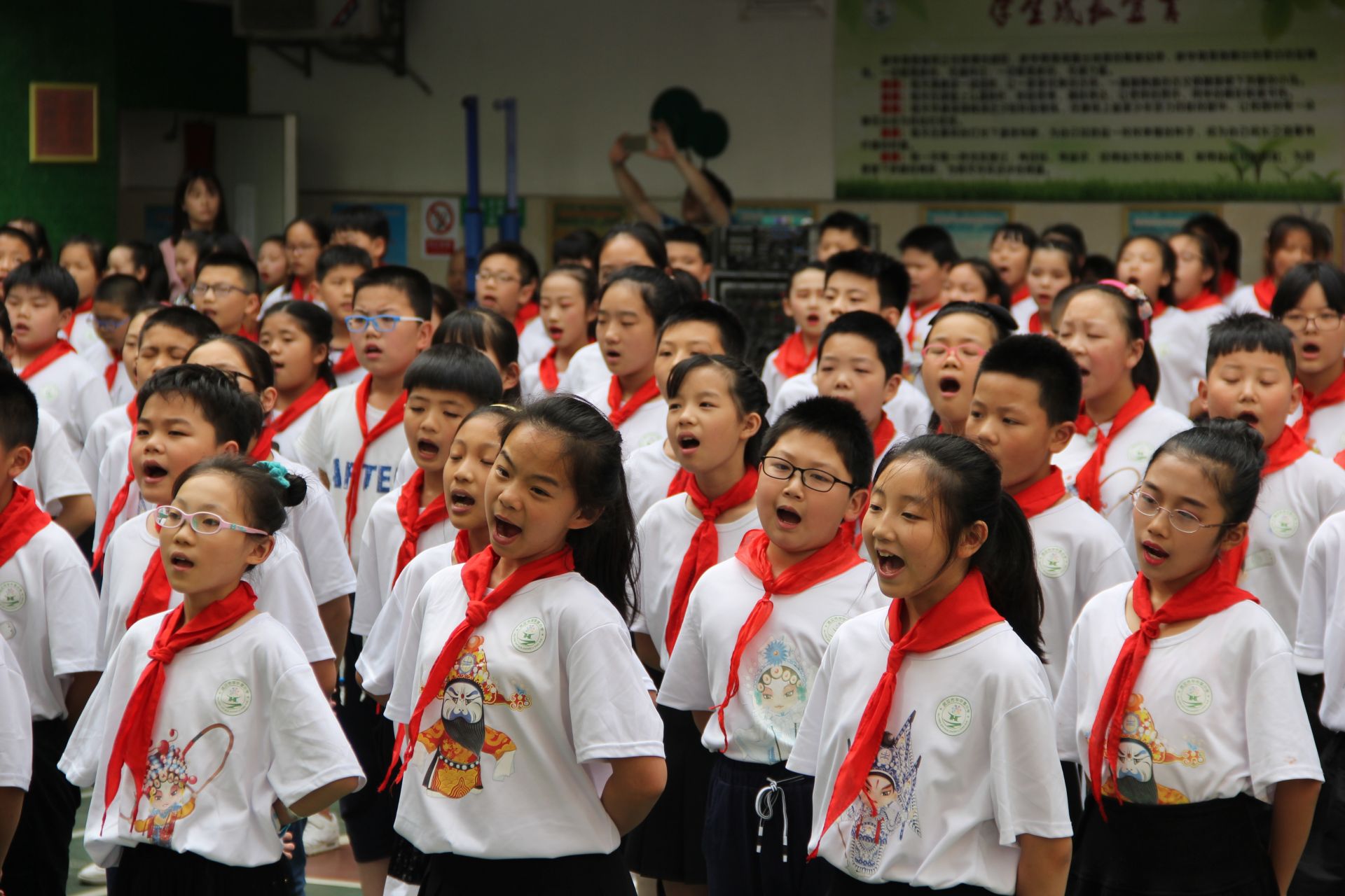 新闻中心 武汉  "海草舞"燃爆全场 近千师生华中里小学迎六一2018-05