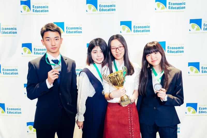 武汉高中生参加全美经济学挑战赛 用英语pk经