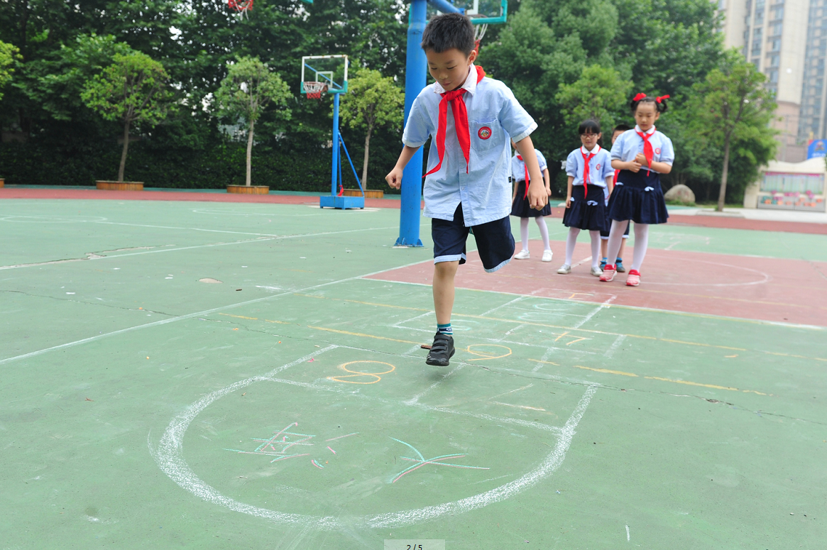 玩皮影,跳皮筋…小学请家长进校展示"老玩法"