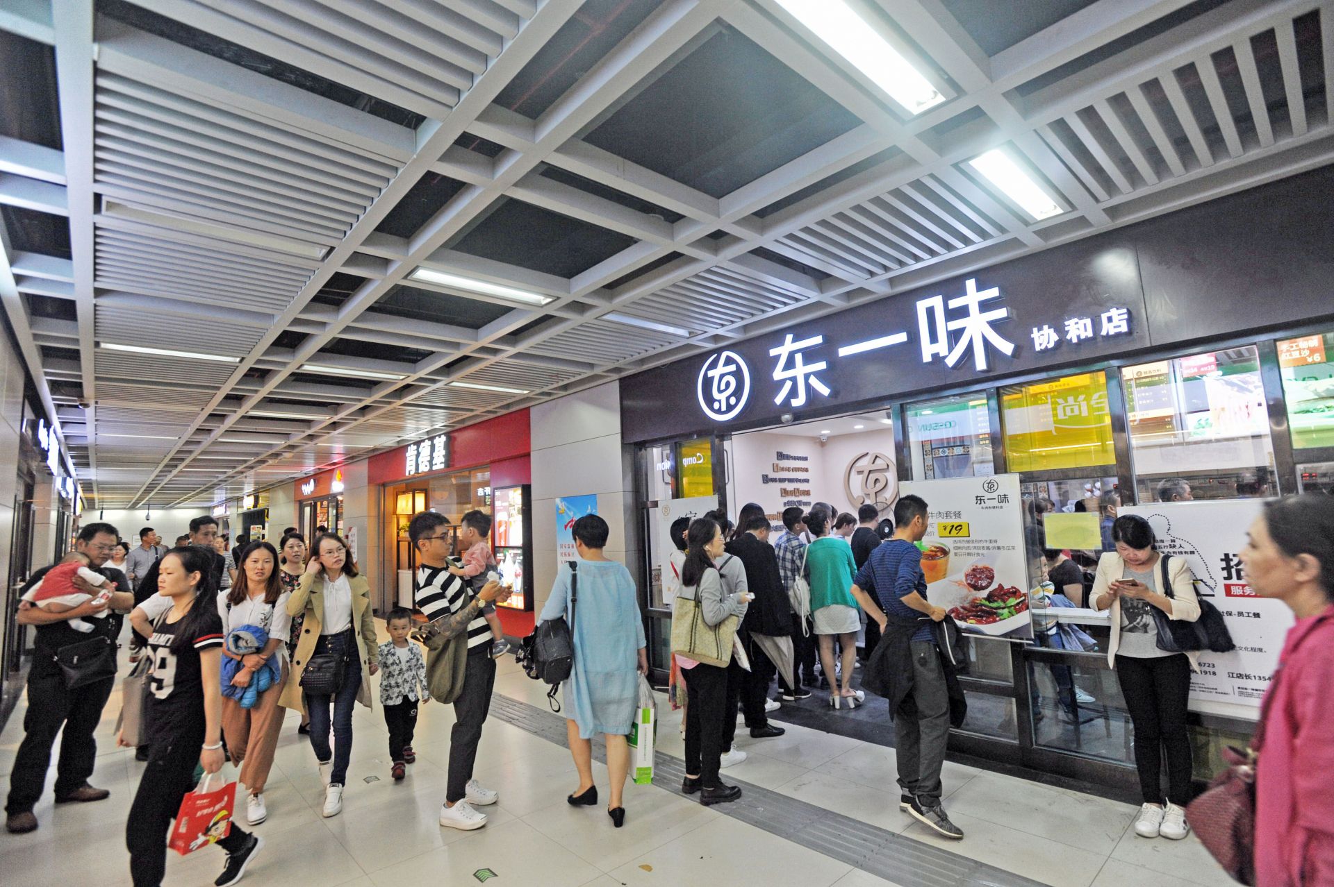 武汉地铁商业街吸引市民"舍近求远"去逛,还被苏宁小店"盯上"