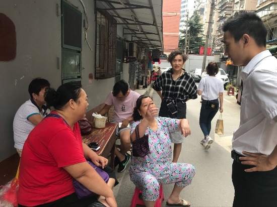 原标题:发挥社区党组织和党员联系服务群众优势 及时化解矛盾让小事不出户大事不出社区 江岸区劳动街艺苑社区网格员(右)正在开展民意调查 江岸区委组织部供图 长江日报讯 前不久,江岸区一元街省农机院小区居民李先生在小区里私搭的卫生间拆了,从抵触到配合,李先生态度转换巨大。此前,一元街道党工委协调社区、物业公司对他耐心解释,并为其制定解决方案,令他主动提出愿意配合拆除违建。 社区有矛盾、有纠纷如何高效化解?武汉市提出,发挥社区党组织和党员联系服务群众优势,依法化解社会矛盾、协调社会关系,