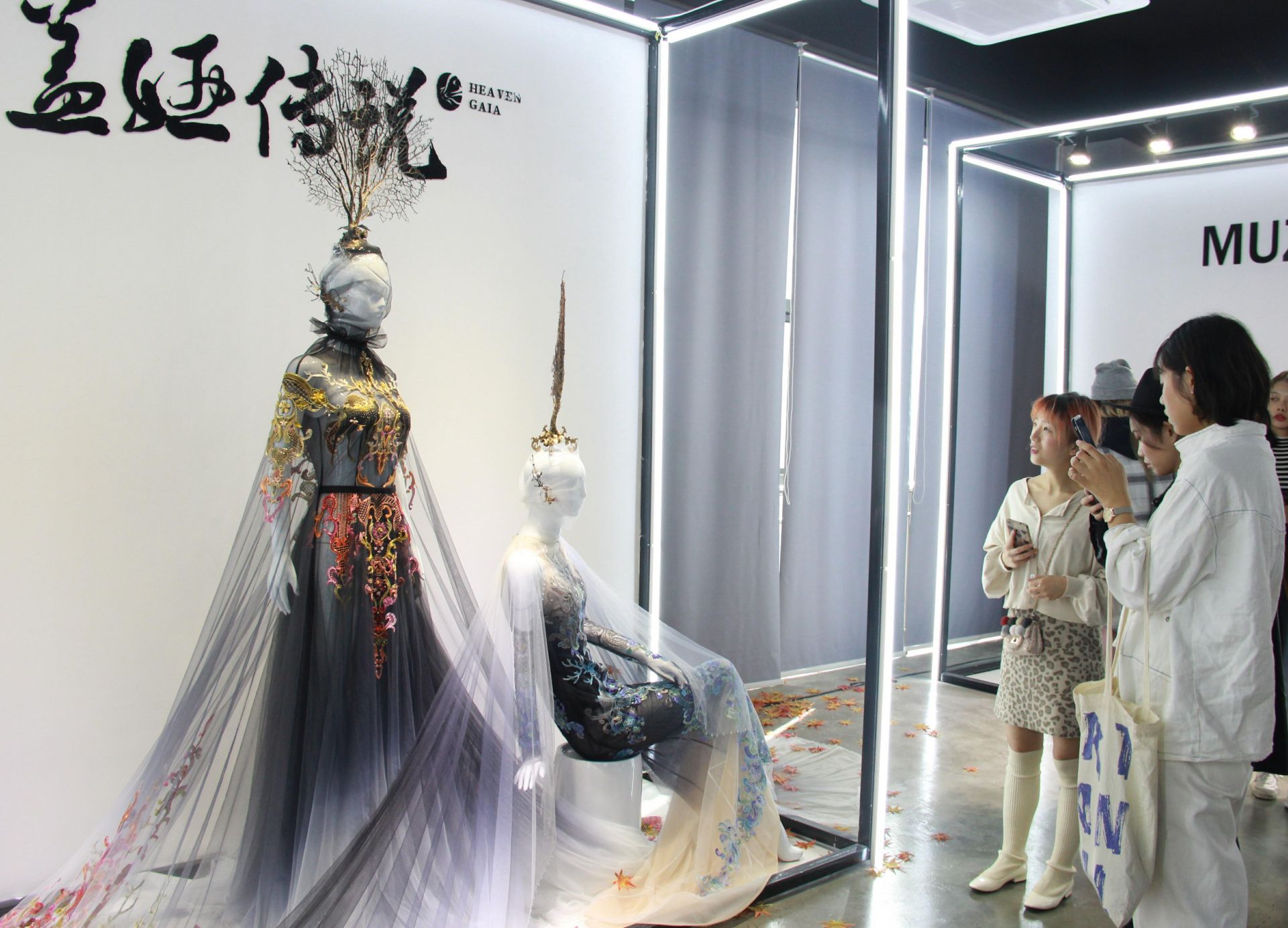 “武汉观•时尚展”有个试衣“魔镜”，让你一秒换衣