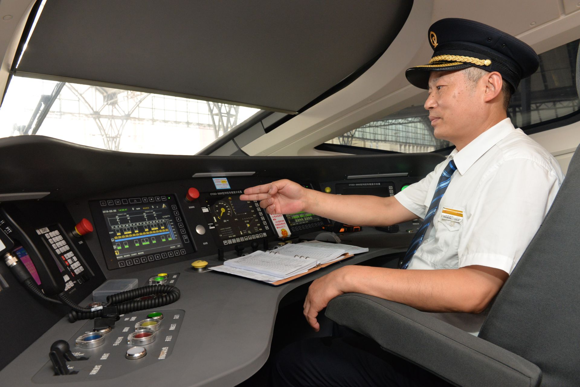 地铁英雄榜 |“红飘带司机”是怎样炼成的 ——青岛地铁电客车司机宋丰凯实录