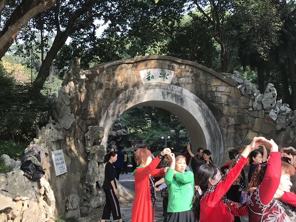 中山公园驰名景点念"茹冰园"还是"冰茹园"?
