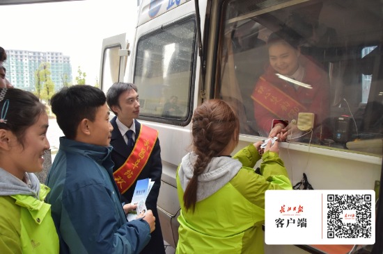 武昌火车站移动售票车开进黄冈，为藏族师生送票到校园