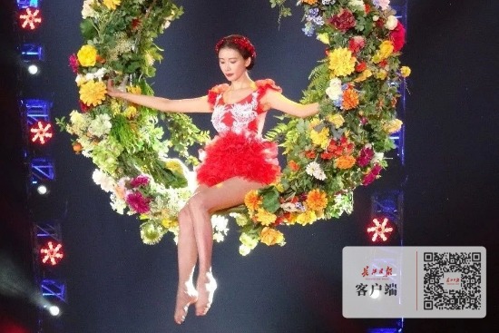今年春晚最具创意的节目:林志玲携“汉秀”《绽放》舞台