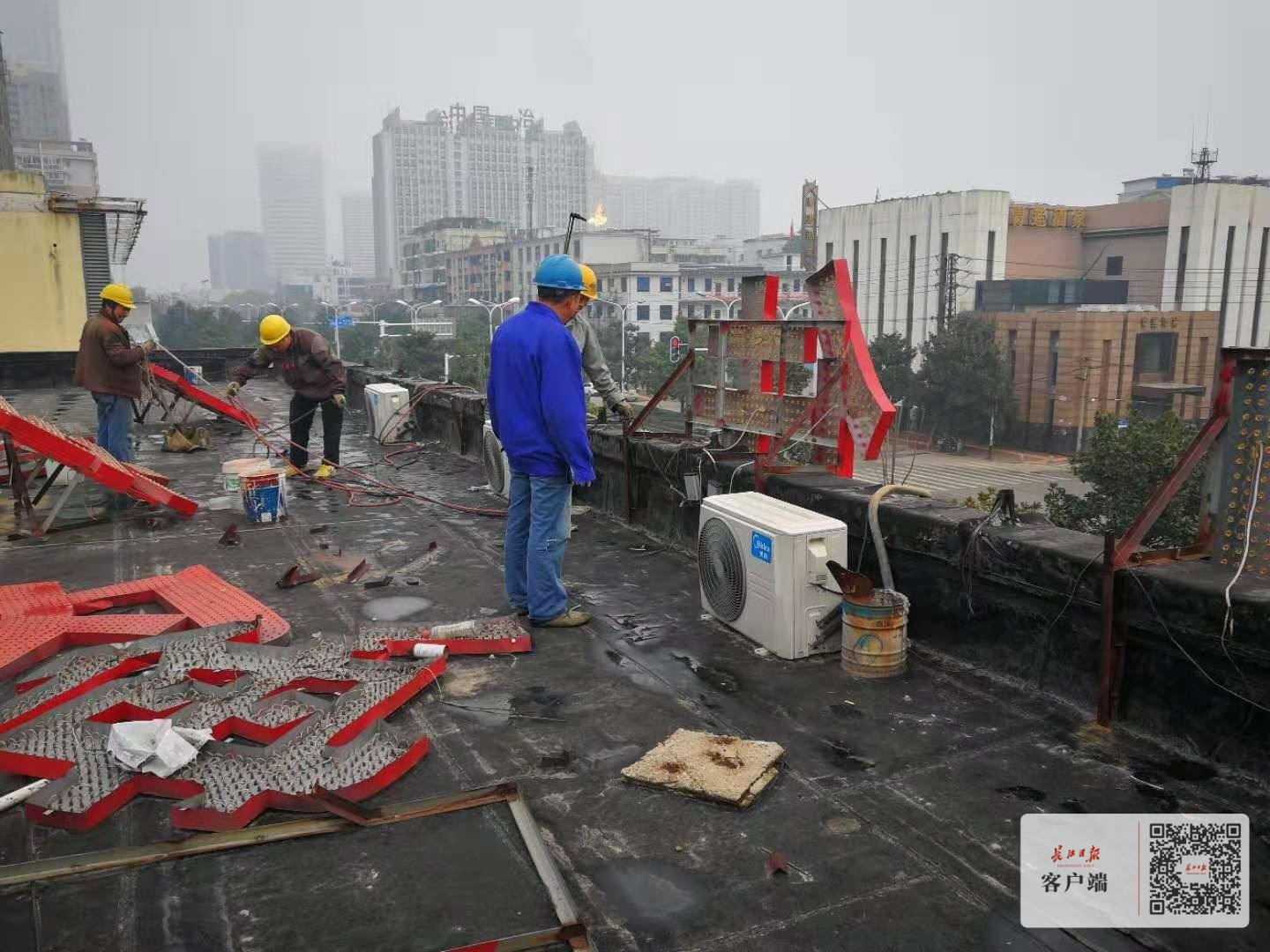武汉市青山区424块违法广告牌已全部拆除