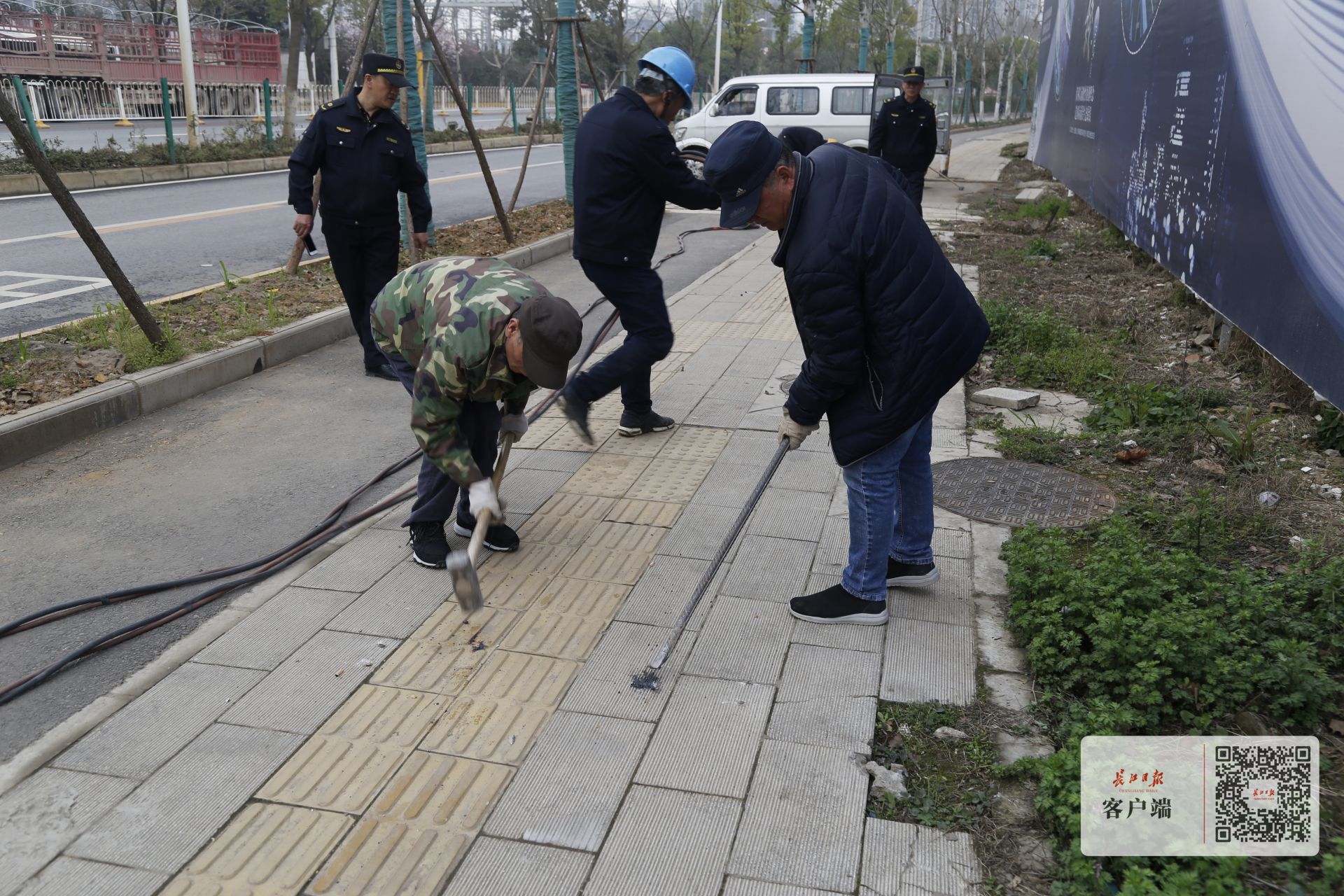 这里的200米人行道有"绊脚钉",城管上街"拔钉"