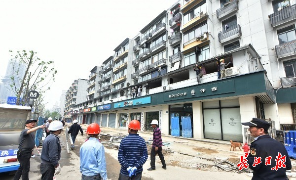 武汉重点整治解放大道沿线存量违建，这36处极为醒目违建开拆
