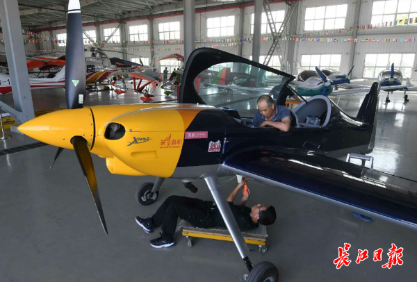 他们3小时组装一架飞机，打算在空中“写”汉字