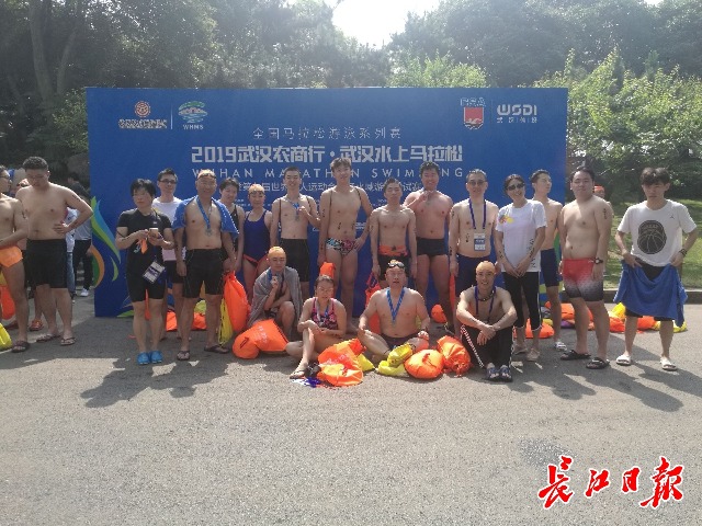 中国地质大学方阵：水上马拉松考验的是拼搏精